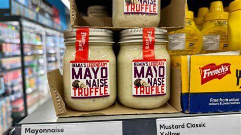 Glas Aldi Trüffel Mayonnaise und Zutaten im Hintergrund