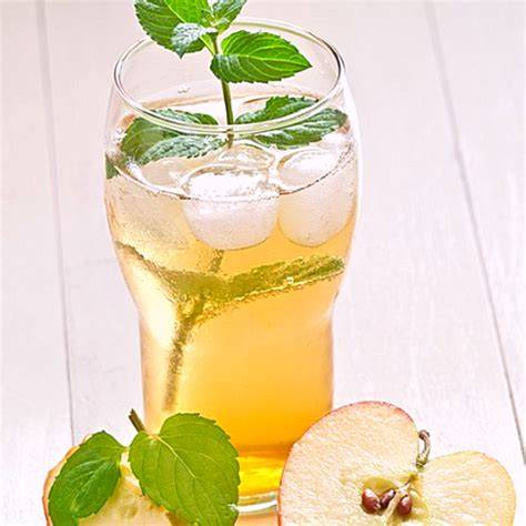 Glas Apfelschorle mit Zitronenscheibe