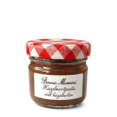Glas Bonne Maman Marmelade auf Frühstückstisch