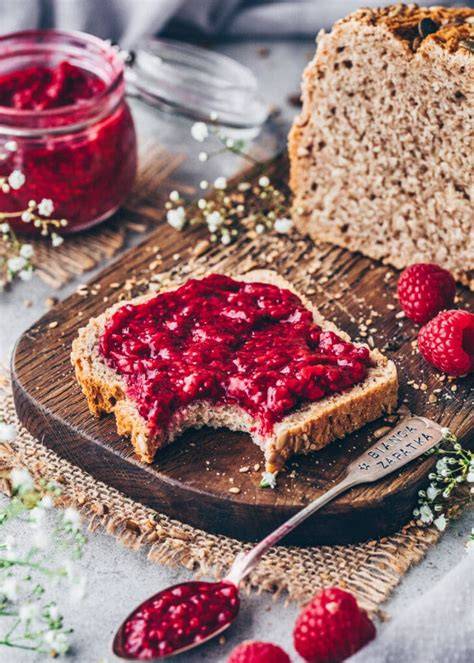 Glas Chia-Marmelade auf Brot