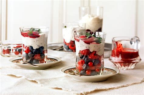 Glas Chia-Marmelade mit frischen Beeren