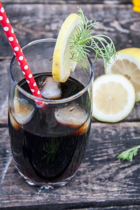 Glas Cola aus Colakraut-Sirup mit Eis