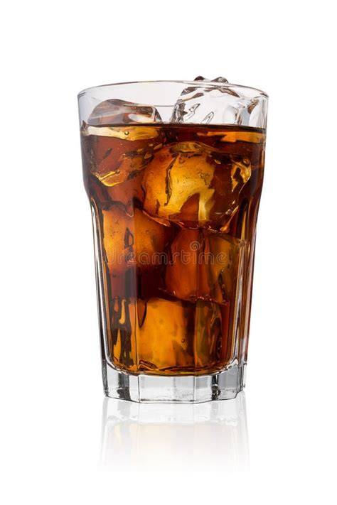 Glas Cola mit Zuckerwürfeln dargestellt