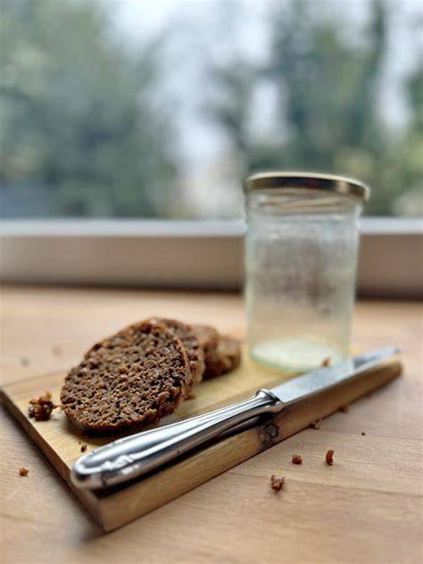 Glas Datella auf Vollkornbrot