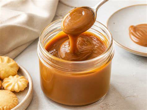 Glas Dulce de Leche und Schälchen Cajeta mit Löffel
