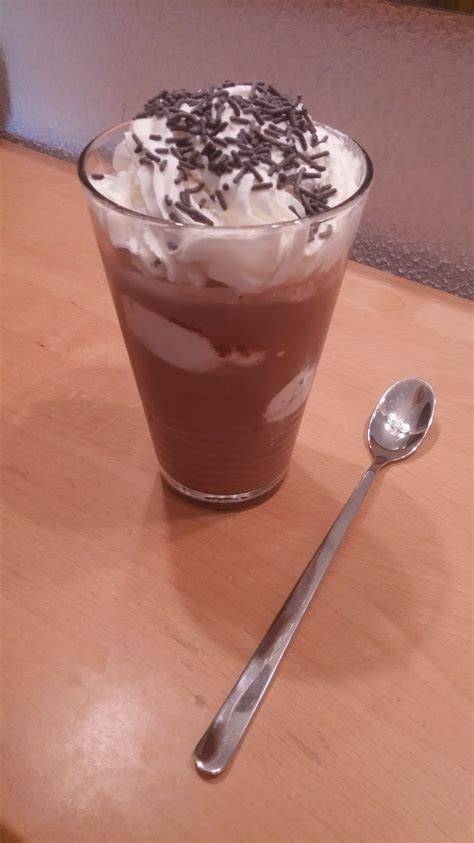 Glas Eisschokolade mit Sahne und Schokoraspeln