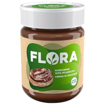 Glas Flora Nusscreme auf Frühstückstisch