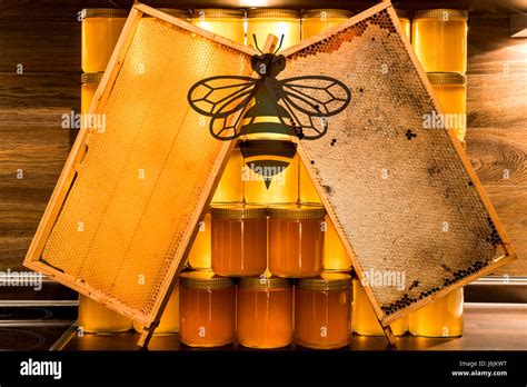 Glas Honig auf Holzbrett