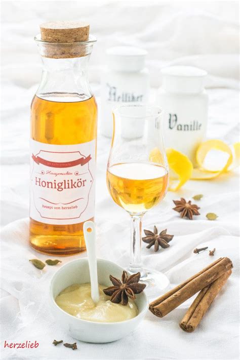 Glas Honig-Ingwer-Likör mit Ingwerstücken
