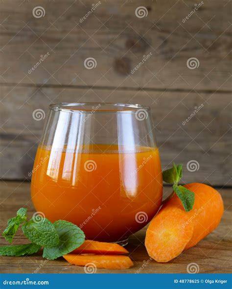 Glas Karottensaft auf Holztisch