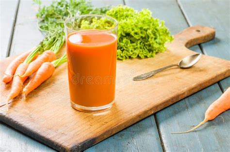 Glas Karottensaft mit frischen Bio-Karotten