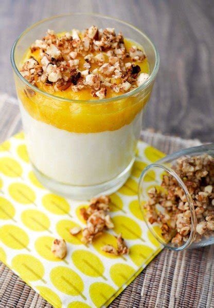 Glas Kokosquark mit Mango und Himbeeren