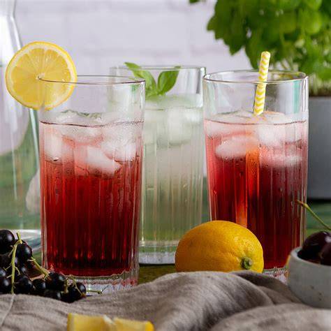 Glas Kornelkirschsaft und Sirup