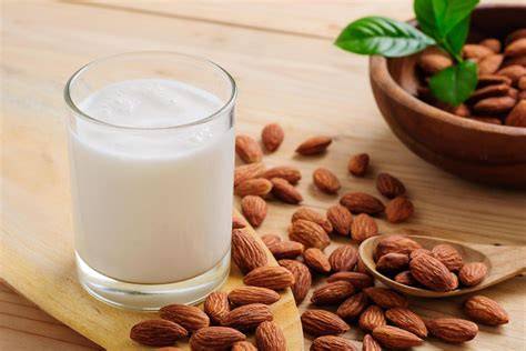Glas Mandelmilch und eine handvoll Mandeln