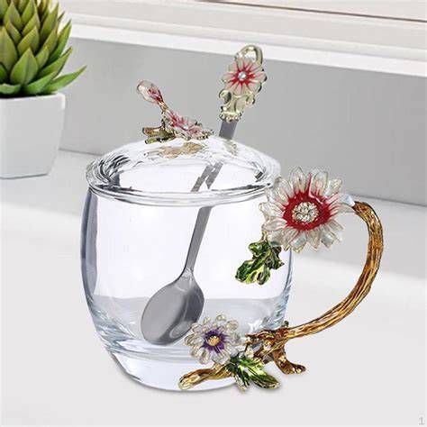 Glas Manuka-Honig und Löffel vor Teetasse