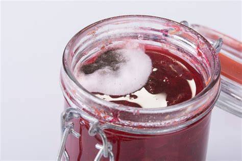 Glas Marmelade mit Schimmel auf Oberfläche