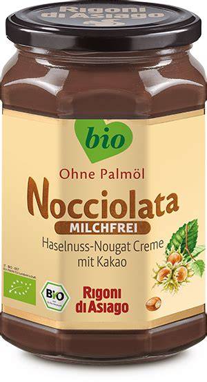 Glas Nocciolata und Haselnüsse