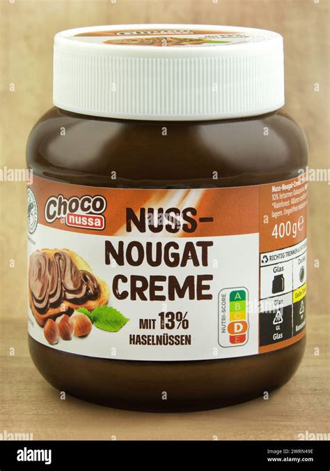 Glas Nuss-Nougat-Creme auf Frühstückstisch