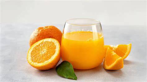 Glas Orangensaft mit 100 ml Portion und Zuckerwürfeln