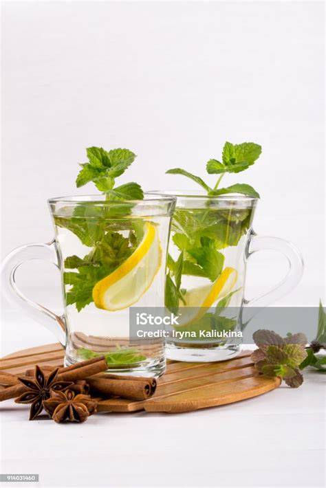 Glas Pfefferminztee mit Honig und frischen Minzblättern