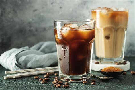 Glas Protein Eiskaffee mit Eiswürfeln und Zimt
