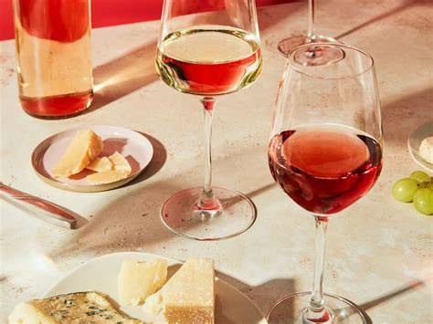 Glas Riesling und Johannisbeer-Käsekuchen
