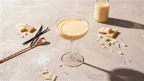 Glas Sauternes neben weißer Schokolade