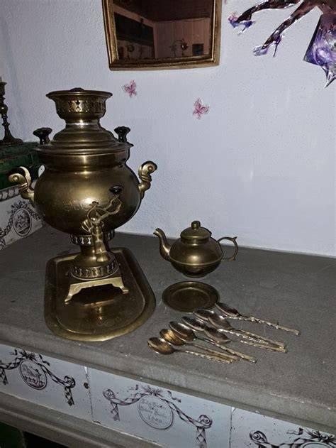 Glas Tee mit Löffel Konfitüre (Warenje) neben Samowar