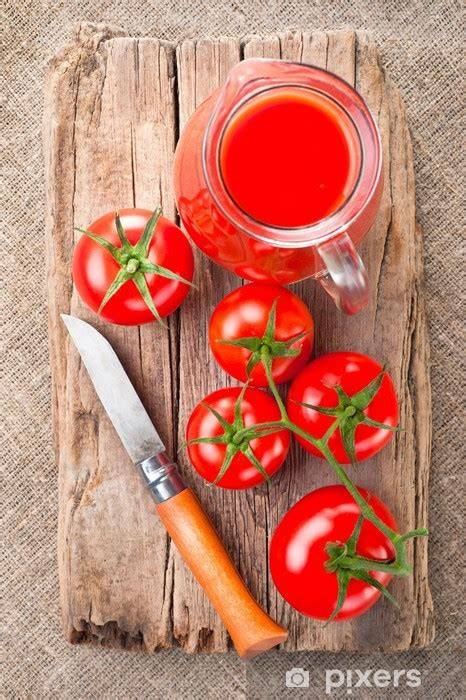 Glas Tomatensaft, Messer, frische Tomaten und Öl - Symbol gesunde Ernährung