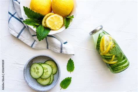 Glas Wasser mit Zitronen- und Gurkenscheiben