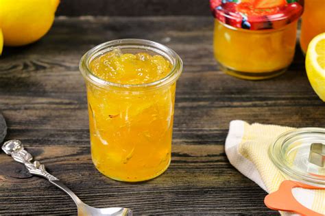 Glas Zitronenmarmelade mit Zitronen