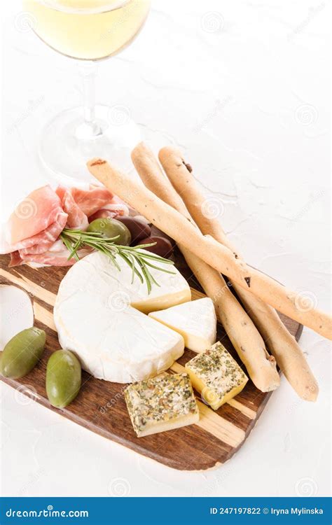 Glas Zwiebel-Portwein-Marmelade auf Holzbrett mit Käse