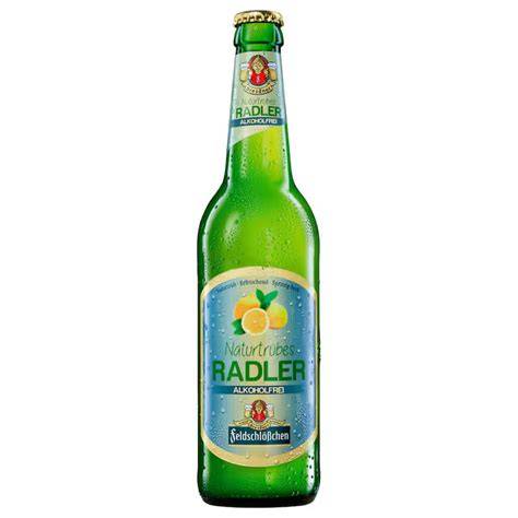 Glas alkoholfreies Radler mit Zitronenscheibe