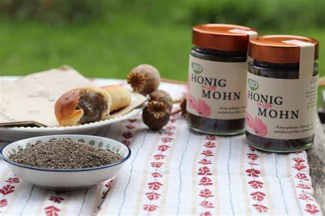 Glas bio Honig mit Mohn auf Holztisch