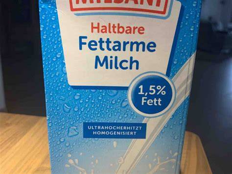 Glas fettarmer Milch 1,5% mit Nährwert-Icons