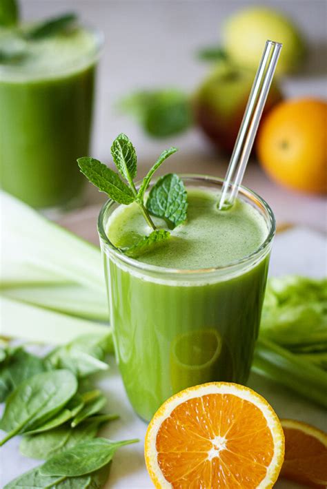 Glas grüner Smoothie mit Blattgemüse und Zitrone
