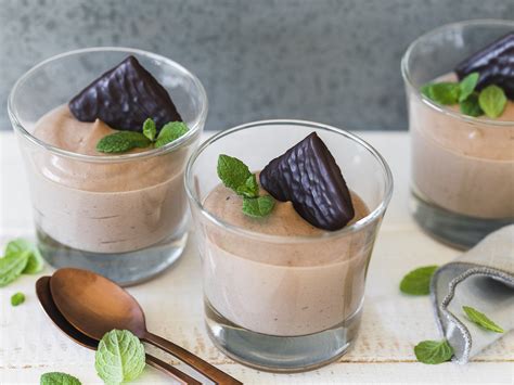 Glas mit After Eight Dessert und Minzblättern garniert