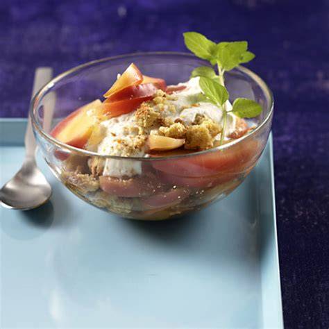 Glas mit Apfelkompott, Calvados-Creme und Cantuccini