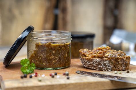 Glas mit Bacon Jam auf Brot und Käseplatte