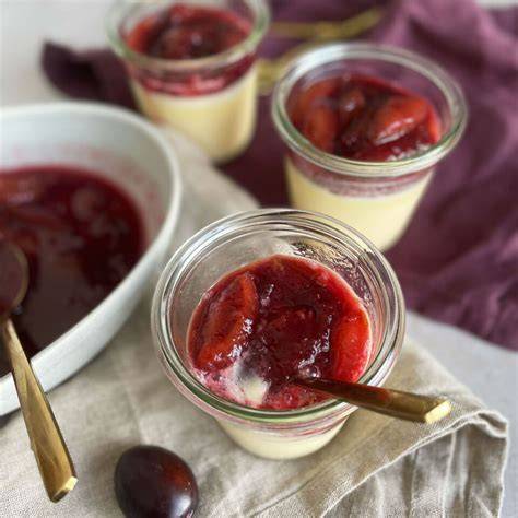 Glas mit Bayerischer Creme und Zwetschgenröster
