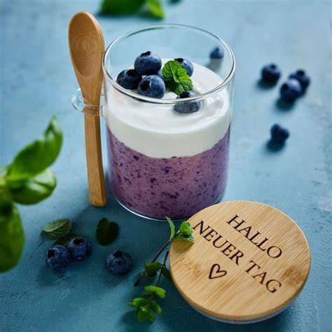 Glas mit Beeren-Joghurt-Eis und Löffel