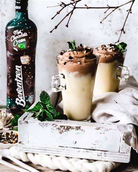 Glas mit Berentzen Mint Chocolate Cream auf Eis