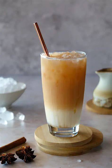 Glas mit Chai Latte ohne Zucker, gewürzte Milch
