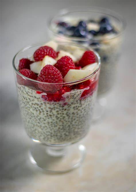 Glas mit Chia-Pudding und Beerentopping