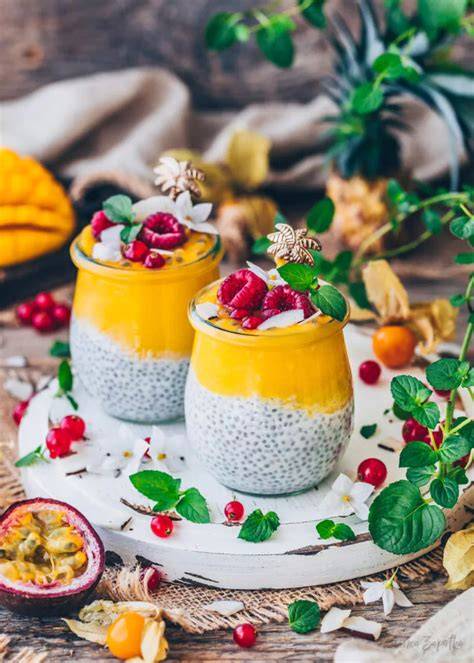 Glas mit Chia-Pudding und Obsttopping