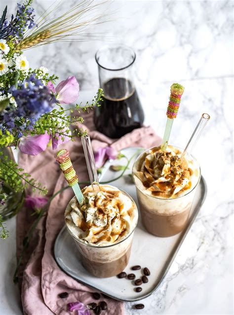 Glas mit Dattelpüree und frisch aufgebrühtem Kaffee