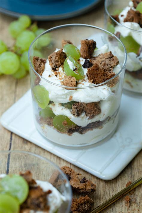 Glas mit Dessert nach Durchziehen, garniert mit Keksbröseln und ganzen Trauben