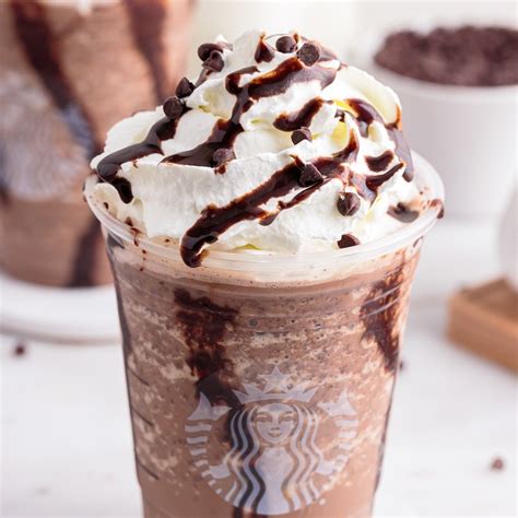 Glas mit Double Chocolaty Chip Frappuccino und Sahnehäubchen