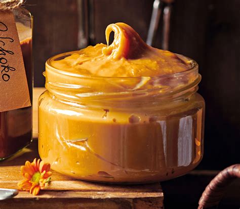 Glas mit Dulce de Leche auf Brot