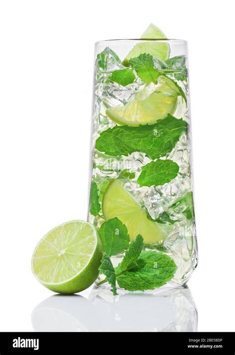 Glas mit Eiswürfeln und Minze